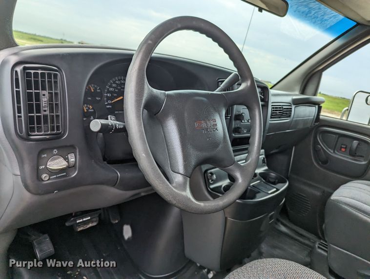 image for item MX9298 2002 GMC Savana  box truck