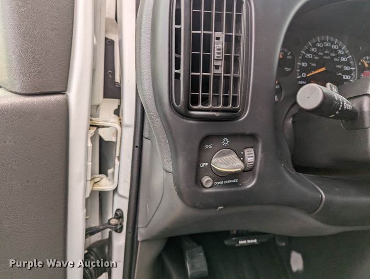 image for item MX9298 2002 GMC Savana  box truck