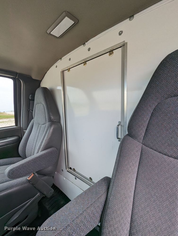 image for item MX9298 2002 GMC Savana  box truck