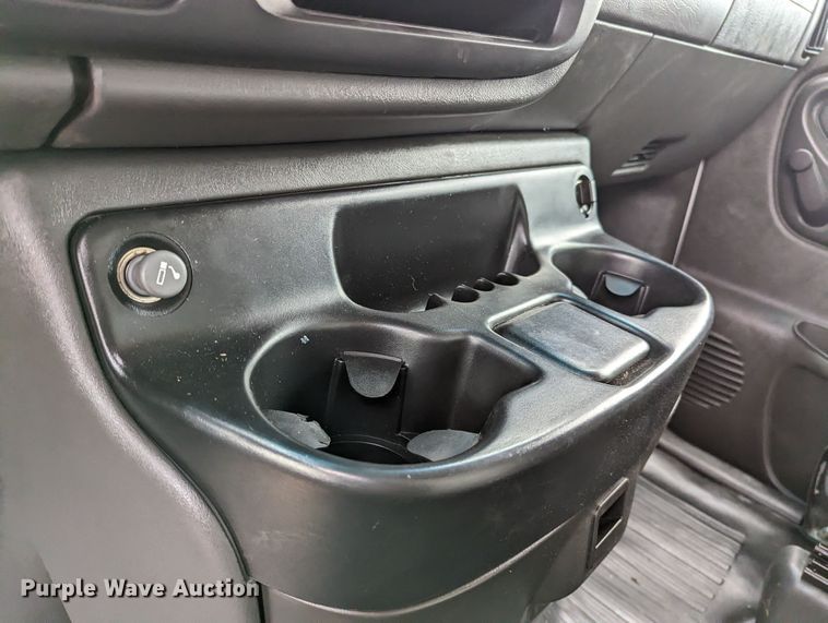 image for item MX9298 2002 GMC Savana  box truck