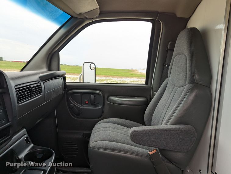 image for item MX9298 2002 GMC Savana  box truck