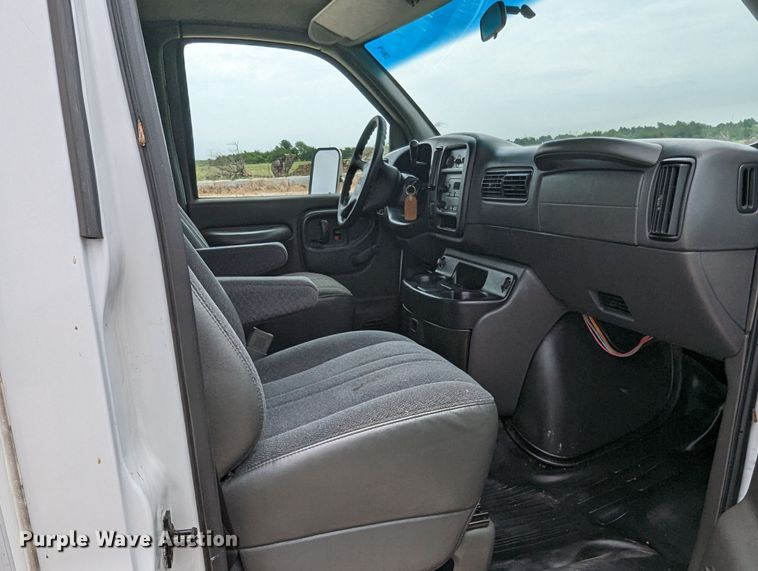 image for item MX9298 2002 GMC Savana  box truck