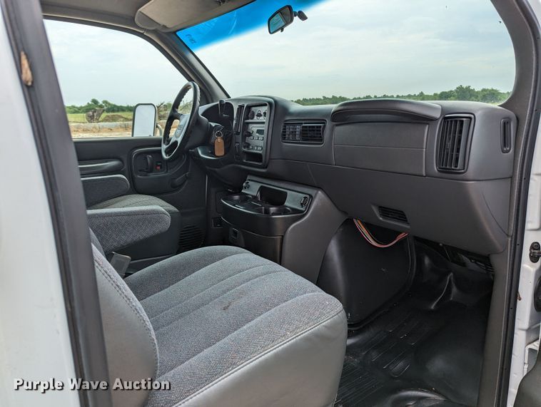 image for item MX9298 2002 GMC Savana  box truck