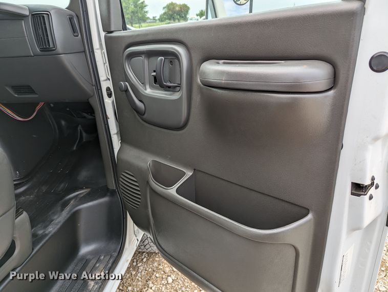 image for item MX9298 2002 GMC Savana  box truck