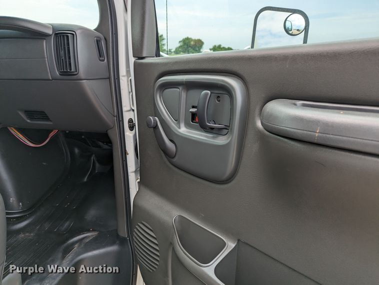 image for item MX9298 2002 GMC Savana  box truck