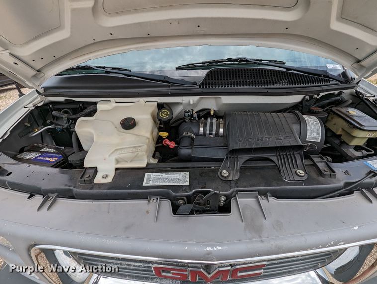 image for item MX9298 2002 GMC Savana  box truck