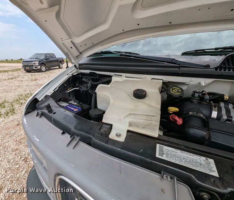 image for item MX9298 2002 GMC Savana  box truck