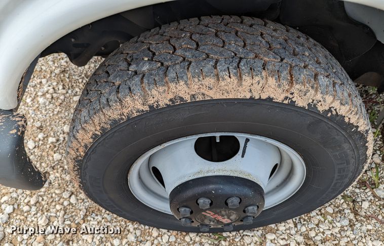 image for item MX9298 2002 GMC Savana  box truck