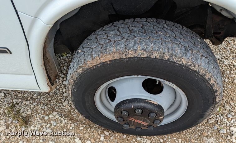 image for item MX9298 2002 GMC Savana  box truck