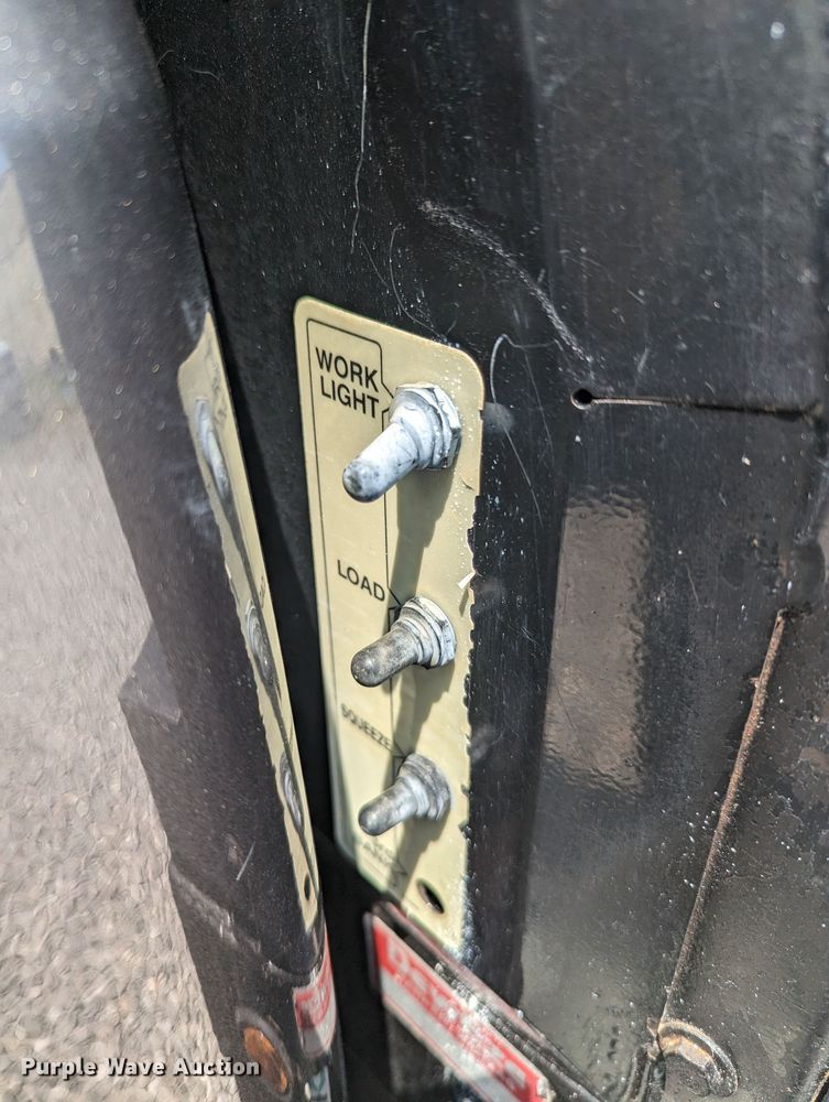 image for item MX9303 2006 Ford F350 Super Duty  bale bed pickup truck