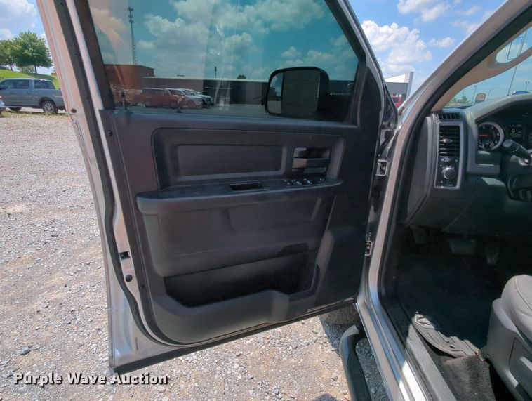 image for item MY9310 2015 Dodge Ram 3500  Crew Cab flatbed pickup truck