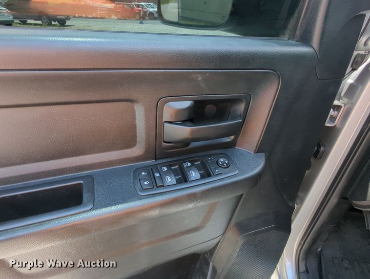 image for item MY9310 2015 Dodge Ram 3500  Crew Cab flatbed pickup truck