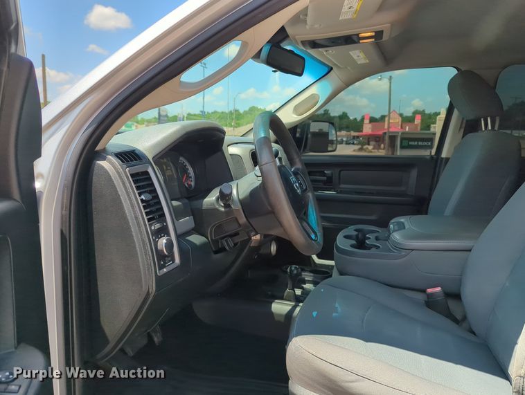 image for item MY9310 2015 Dodge Ram 3500  Crew Cab flatbed pickup truck