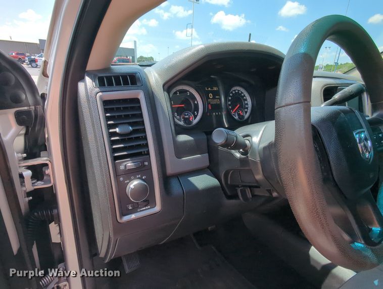 image for item MY9310 2015 Dodge Ram 3500  Crew Cab flatbed pickup truck