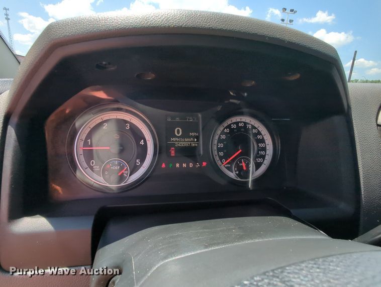 image for item MY9310 2015 Dodge Ram 3500  Crew Cab flatbed pickup truck