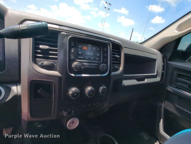 image for item MY9310 2015 Dodge Ram 3500  Crew Cab flatbed pickup truck