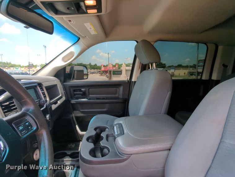 image for item MY9310 2015 Dodge Ram 3500  Crew Cab flatbed pickup truck