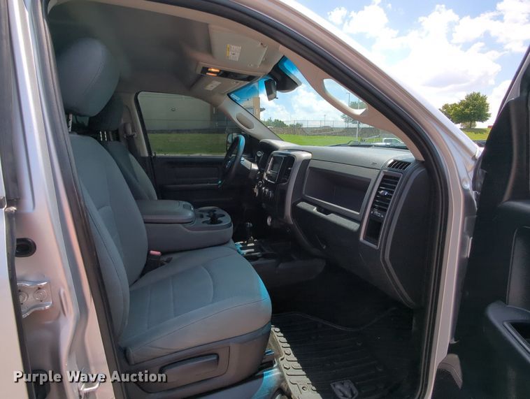 image for item MY9310 2015 Dodge Ram 3500  Crew Cab flatbed pickup truck