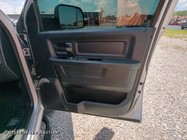 image for item MY9310 2015 Dodge Ram 3500  Crew Cab flatbed pickup truck