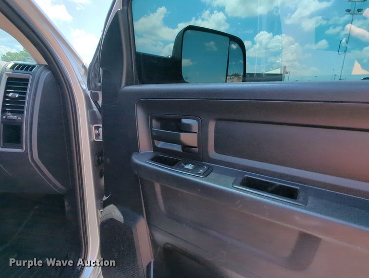 image for item MY9310 2015 Dodge Ram 3500  Crew Cab flatbed pickup truck