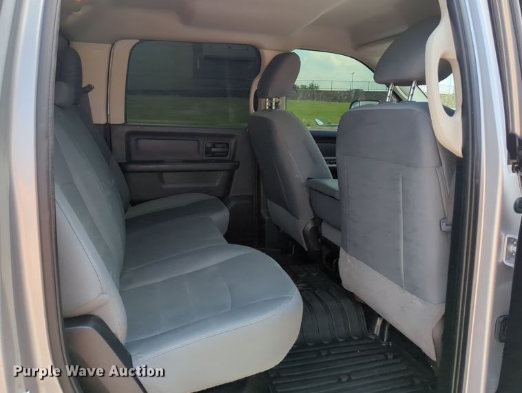 image for item MY9310 2015 Dodge Ram 3500  Crew Cab flatbed pickup truck