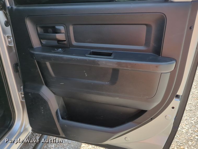 image for item MY9310 2015 Dodge Ram 3500  Crew Cab flatbed pickup truck