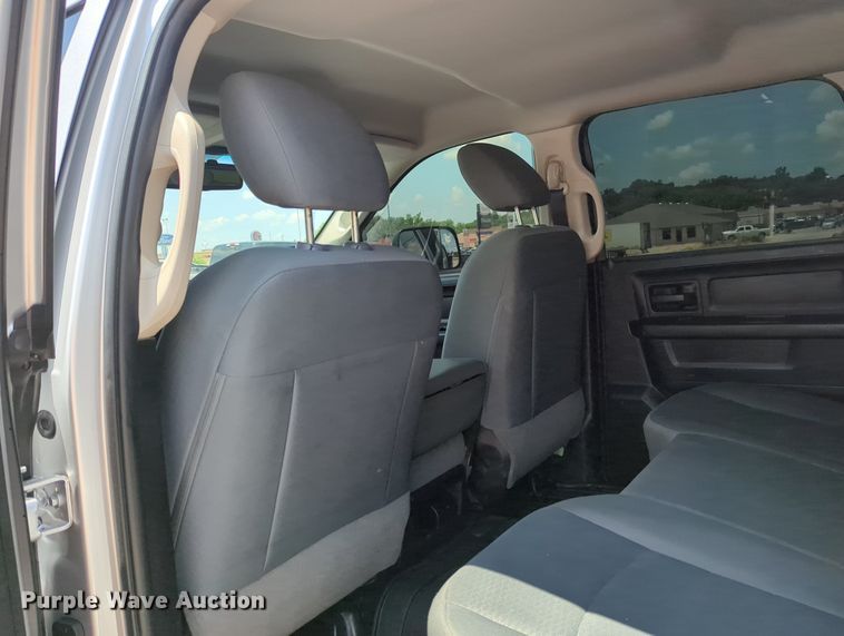 image for item MY9310 2015 Dodge Ram 3500  Crew Cab flatbed pickup truck