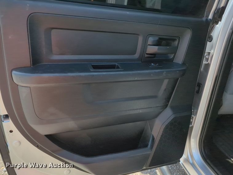 image for item MY9310 2015 Dodge Ram 3500  Crew Cab flatbed pickup truck