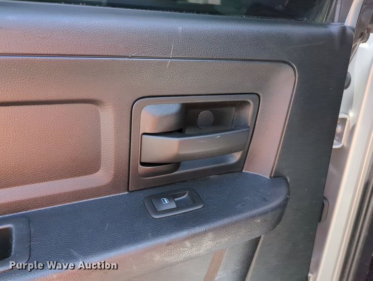 image for item MY9310 2015 Dodge Ram 3500  Crew Cab flatbed pickup truck