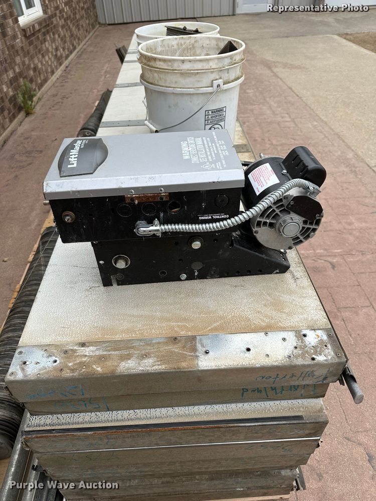 image for item ZA0243 Garage door