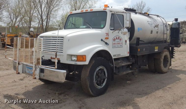 image for item AF9736 1990 International 4700  oil distributor truck
