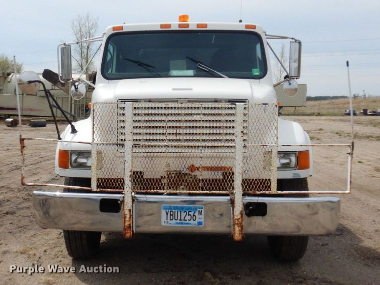 image for item AF9736 1990 International 4700  oil distributor truck