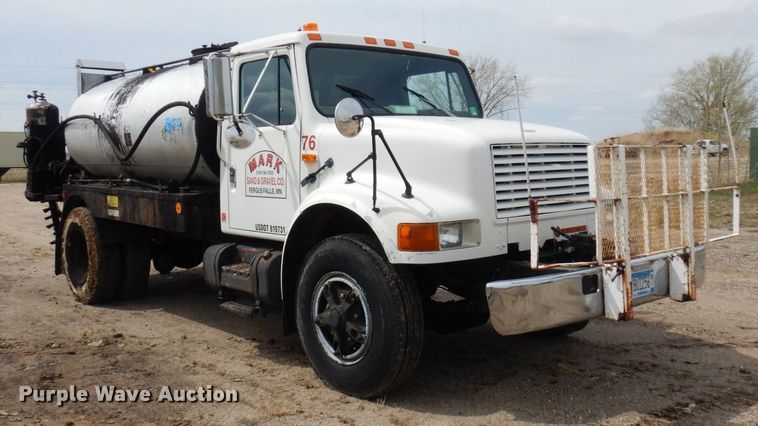 image for item AF9736 1990 International 4700  oil distributor truck