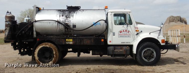 image for item AF9736 1990 International 4700  oil distributor truck