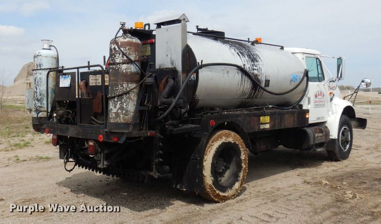 image for item AF9736 1990 International 4700  oil distributor truck