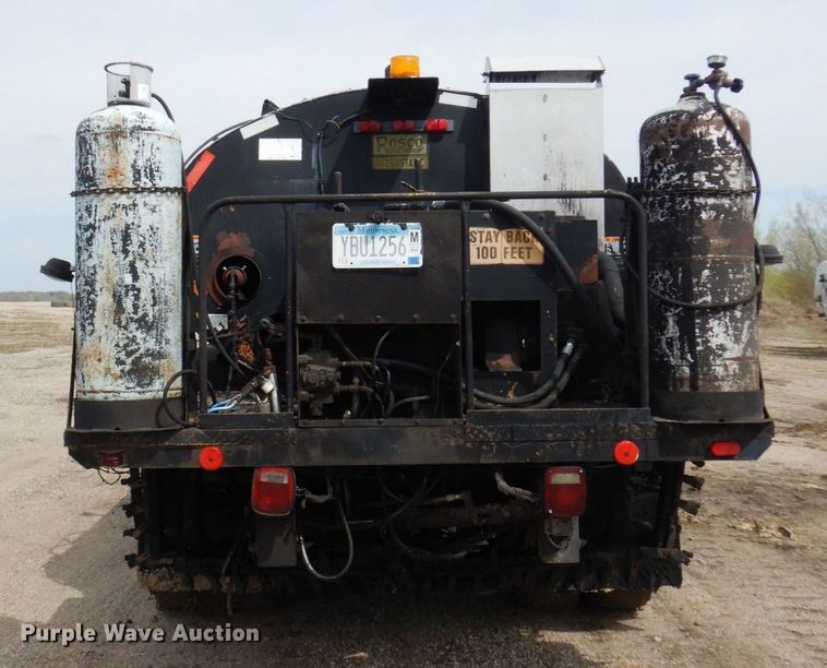 image for item AF9736 1990 International 4700  oil distributor truck