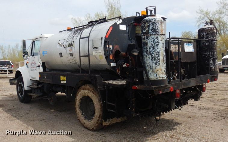 image for item AF9736 1990 International 4700  oil distributor truck