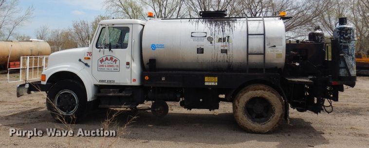 image for item AF9736 1990 International 4700  oil distributor truck