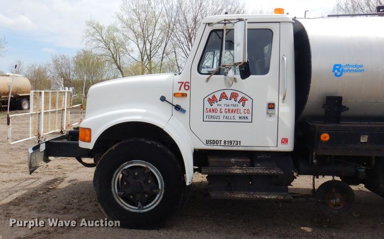 image for item AF9736 1990 International 4700  oil distributor truck