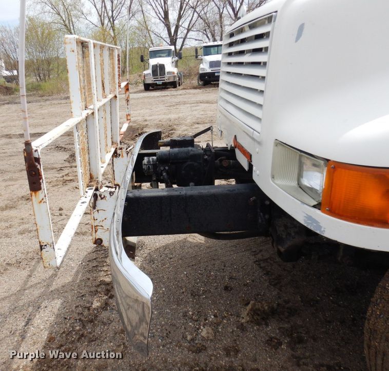 image for item AF9736 1990 International 4700  oil distributor truck