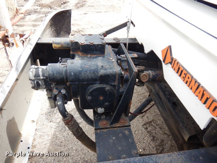 image for item AF9736 1990 International 4700  oil distributor truck