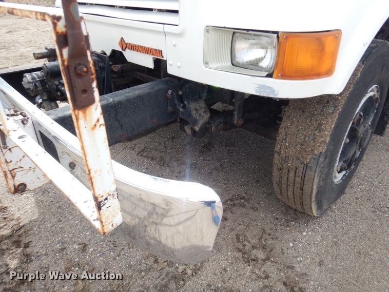 image for item AF9736 1990 International 4700  oil distributor truck