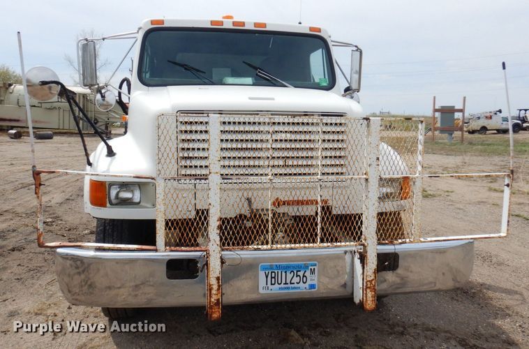 image for item AF9736 1990 International 4700  oil distributor truck