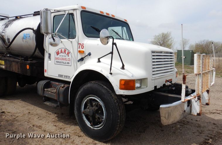 image for item AF9736 1990 International 4700  oil distributor truck