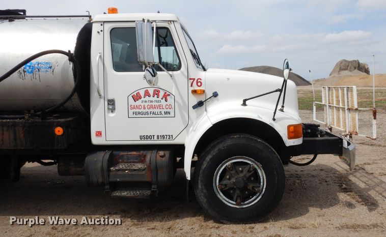 image for item AF9736 1990 International 4700  oil distributor truck