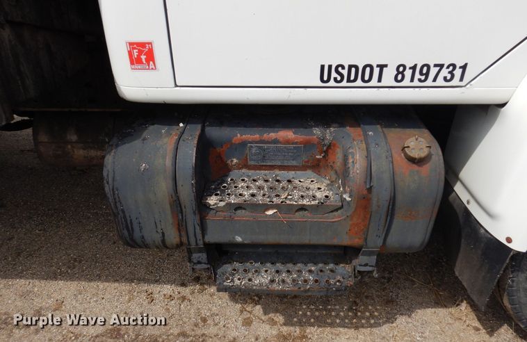 image for item AF9736 1990 International 4700  oil distributor truck