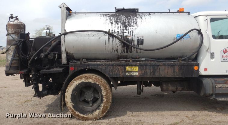 image for item AF9736 1990 International 4700  oil distributor truck