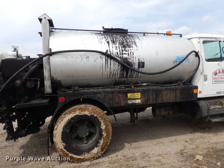 image for item AF9736 1990 International 4700  oil distributor truck