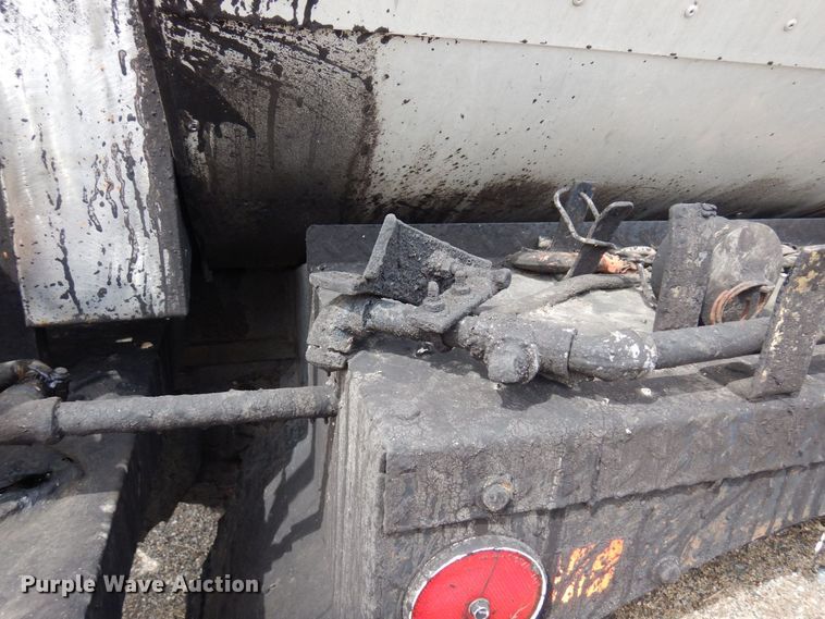 image for item AF9736 1990 International 4700  oil distributor truck