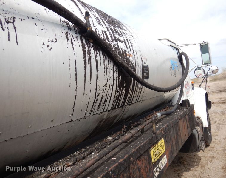 image for item AF9736 1990 International 4700  oil distributor truck